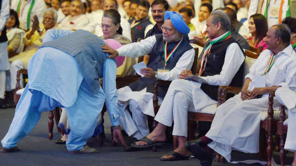 सियासत के चौराहे पर खड़े हैं सिद्धू!