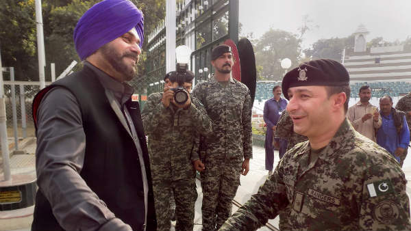 खुद ही अलग-थलग पड़ते चले गए