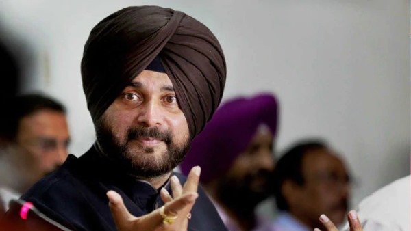 राजनीति मुहावरों से नहीं धमक से चलती