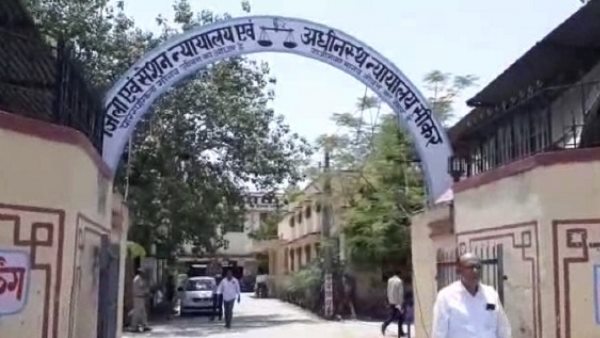 दोनों बहनों को करने लगे परेशान