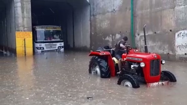 Car JCB drowned in water after Heavy rain in Sikar And Jhunjhunu