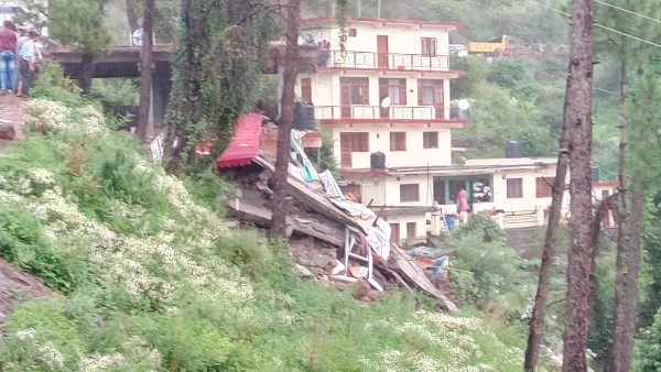 Building collapsed in Solan-Nahan road more than 30 people are reported to be trapped under debris Building collapsed in Solan-Nahan road more than 30 people are reported to be trapped under debris