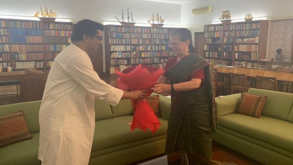 सोनिया से मुलाकात कर सबको चौंकाया