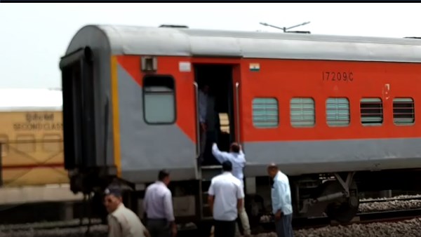 सिपाही ने देखा संदिग्ध बैग सिपाही ने देखा संदिग्ध बैग