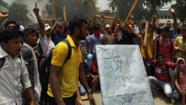 रेलवे ट्रैक पर प्रदर्शन कर रहे थे छात्र छात्राएं