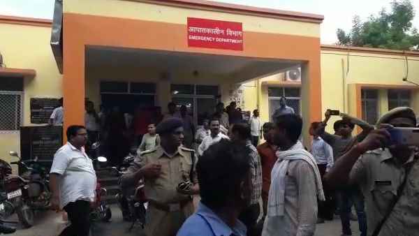 पुलिसकर्मी मौके से भागे