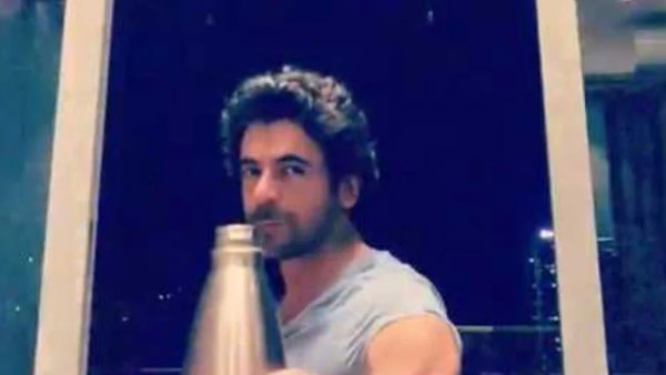 सुनील ने हाथ से खोला बोतल