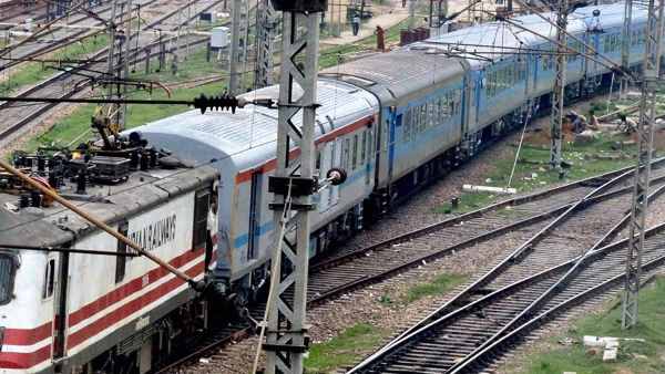 संघमित्रा एक्सप्रेस से गिरा शख्स