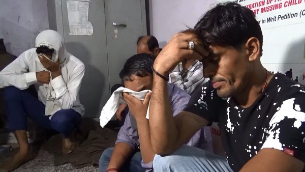 लड़कियों को ऑनलाइन बुक किया जाता था लड़कियों को ऑनलाइन बुक किया जाता था