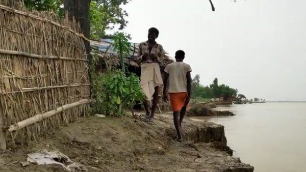 villagers start migrating after water level increase of ghaghara river