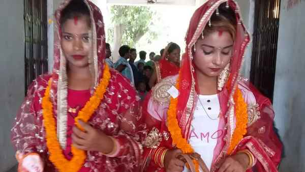 जींस व टी-शर्ट में मंदिर आईं थी दोनों युवतियां 