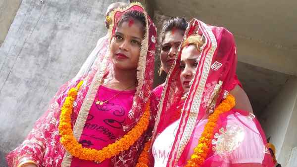 दोनों मंगलसूत्र के बाद चुनरी भी ओढ़ाई