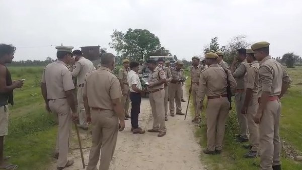 villegres attcked on policemen in bareilly