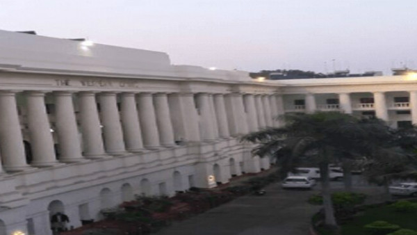 कनॉट प्लेस के साथ ही हुआ मुख्य इमारत का निर्माण