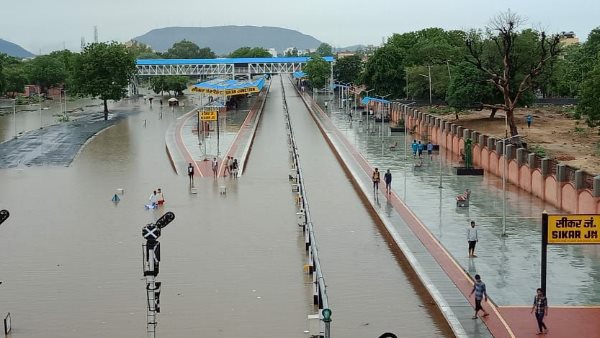 Car JCB drowned in water after Heavy rain in Sikar And Jhunjhunu