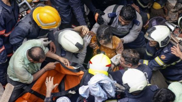 बचाव के लिए छोटी सी गली में नहीं पहुंच पाईं बड़ी मशीनें