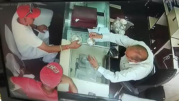 अलवर पुलिस ने खंगाले सीसीटीवी फुटेज