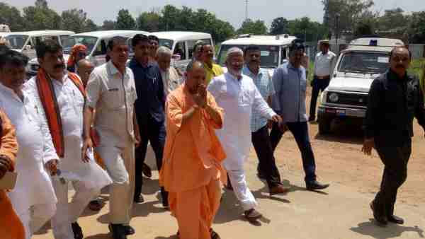 पीड़ितों के परिजनों से की मुलाकात