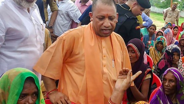 रविवार को सीएम योगी पीड़ितों से मिले रविवार को सीएम योगी पीड़ितों से मिले