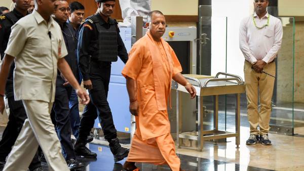 मोदी सरकार का योगी सरकार को झटका
