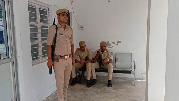 yogi govt plans for up policeman to give one day holiday in a week