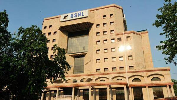 कर्मचारियों के रिटायरमेंट की उम्र में कटौती