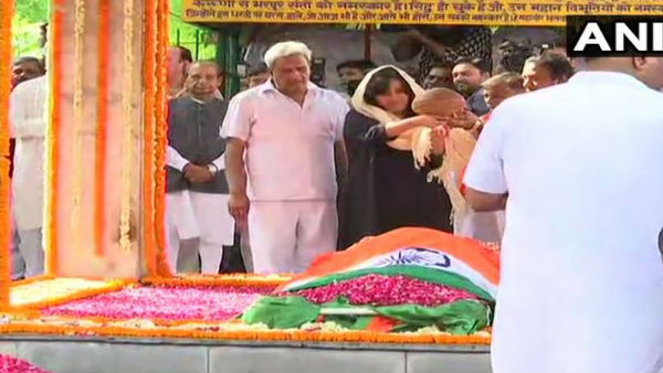  राजनाथ सिंह, जेपी नड्डा और पीयूष गोयल ने दिया कंधा