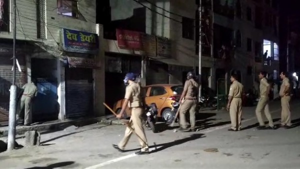 मां और पिता को पीटने लगा