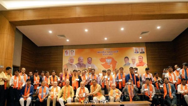 42 डॉक्टरों, 12 आर्टिस्ट्स ने सत्ताधारी पार्टी ज्वॉइन की