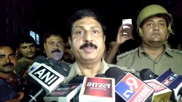 पुलिस पर किया एसिड से हमला