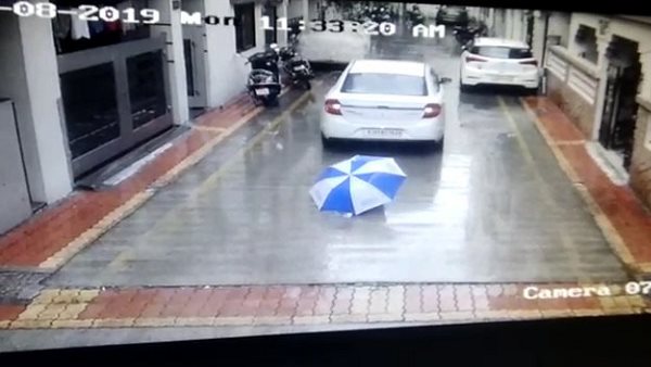 खुद ही कार के नीचे से बाहर निकला