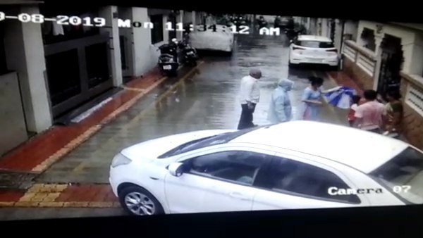 बच्चा कार के नीचे आने के बावजूद बच गया