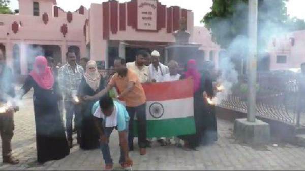 muslim women distribute sweets and dance after article 370 scrapped