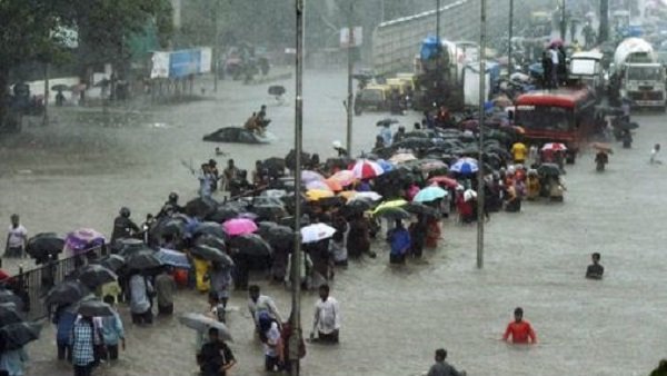 सड़क और रेल यातायात बुरी तरह से प्रभावित सड़क और रेल यातायात बुरी तरह से प्रभावित