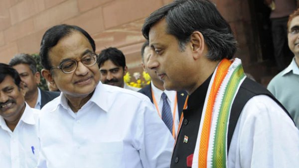 राहुल-प्रियंका के बाद शशि थरूर भी चिदंबरम के बचाव में उतरे, बोले- सब साफ हो जाएगा राहुल-प्रियंका के बाद शशि थरूर भी चिदंबरम के बचाव में उतरे, बोले- सब साफ हो जाएगा