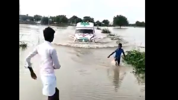 एम्बुलेंस के ड्राइवर को आगे जाने का रास्ता समझ नहीं आ रहा था