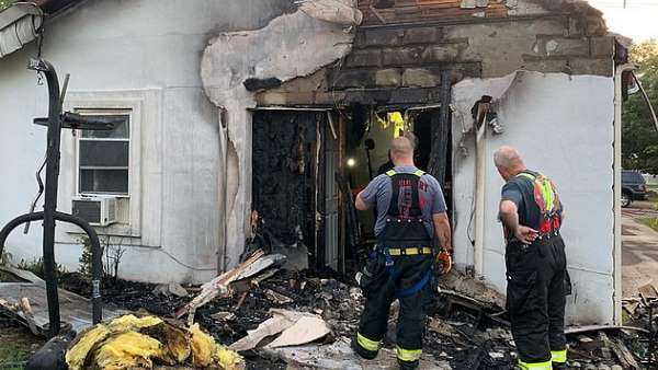 किसी तरह खिड़की से कूदकर भागा शख्स किसी तरह खिड़की से कूदकर भागा शख्स