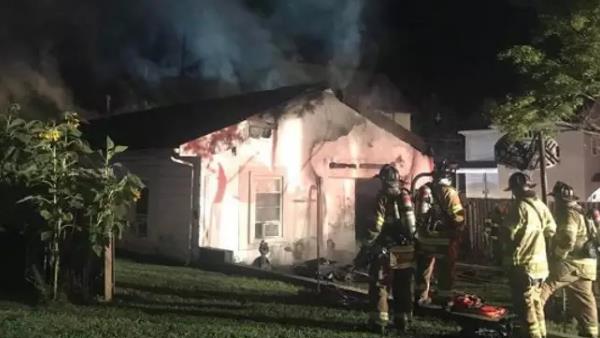 गैस स्टेशन से जाकर लाई लाइटर गैस स्टेशन से जाकर लाई लाइटर