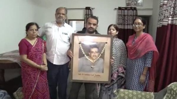 आतंकवादियों ने चाचा के सिर में मारी थी गोली आतंकवादियों ने चाचा के सिर में मारी थी गोली