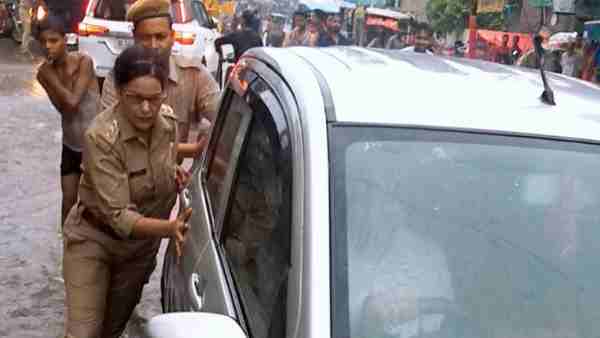 क्षतिग्रस्त कार को धकेला क्षतिग्रस्त कार को धकेला