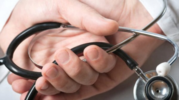 पहले गुड़िया को चढ़ा प्लास्टर, फिर बच्ची को