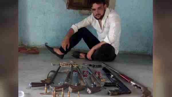 तीन फोटो हुए वायरल