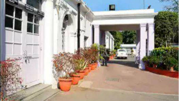 बिजली-पानी काटने का था अल्टीमेटम