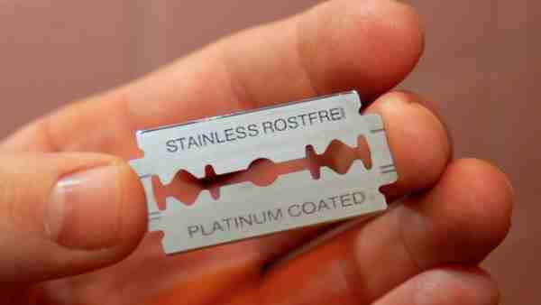 विरोध करने पर मारा जाता था ब्लेड