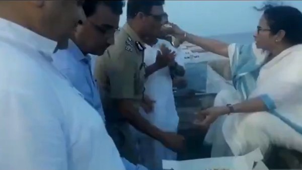 कौन है वीडियो में दिखने वाले दूसरे अफसर कौन है वीडियो में दिखने वाले दूसरे अफसर