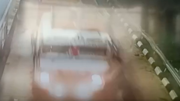 truck brake failed on agra lucknow expressway toll plaza caught on cctv truck brake failed on agra lucknow expressway toll plaza caught on cctv