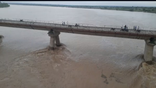 Alert: Chambal river flowing 4.91 meters above danger mark dholpur
