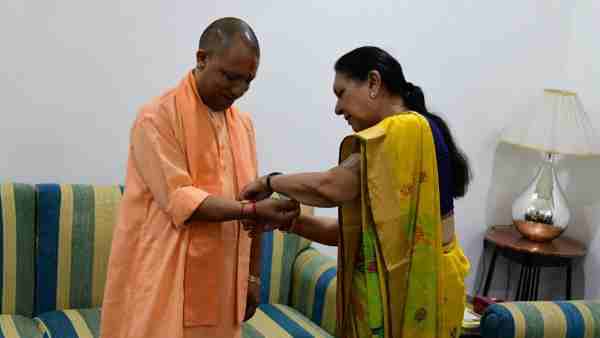 रक्षाबंधन पर कई बहनों को सम्मान देने का काम