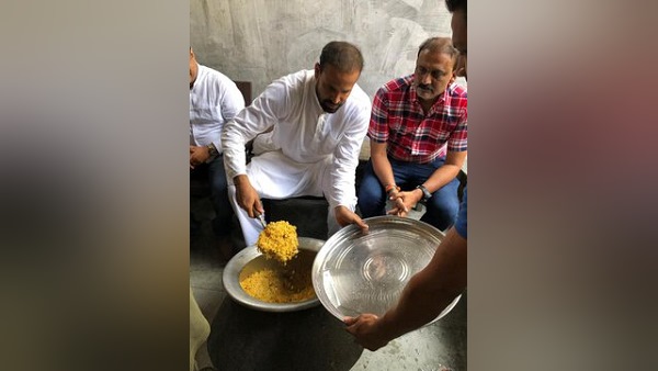 Watch Video: cricketer Yusuf Pathan serves food to Vadodara flood victims Watch Video: cricketer Yusuf Pathan serves food to Vadodara flood victims