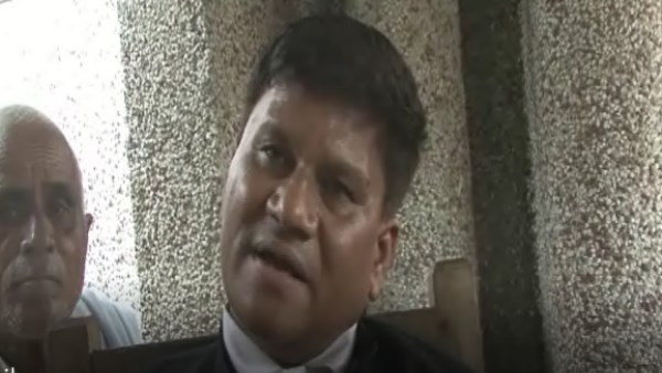 कनपटी पर रिवॉल्वर लगाकर धमकाया